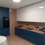 Синяя кухня на заказ с белыми верхними шкафами — прямой гарнитур