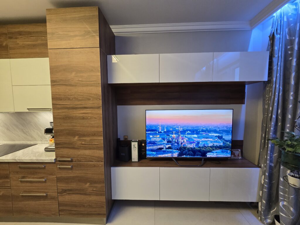 Кухня-гостиная 18 м² — ТВ-стенка, пенал и кухня в одном стиле