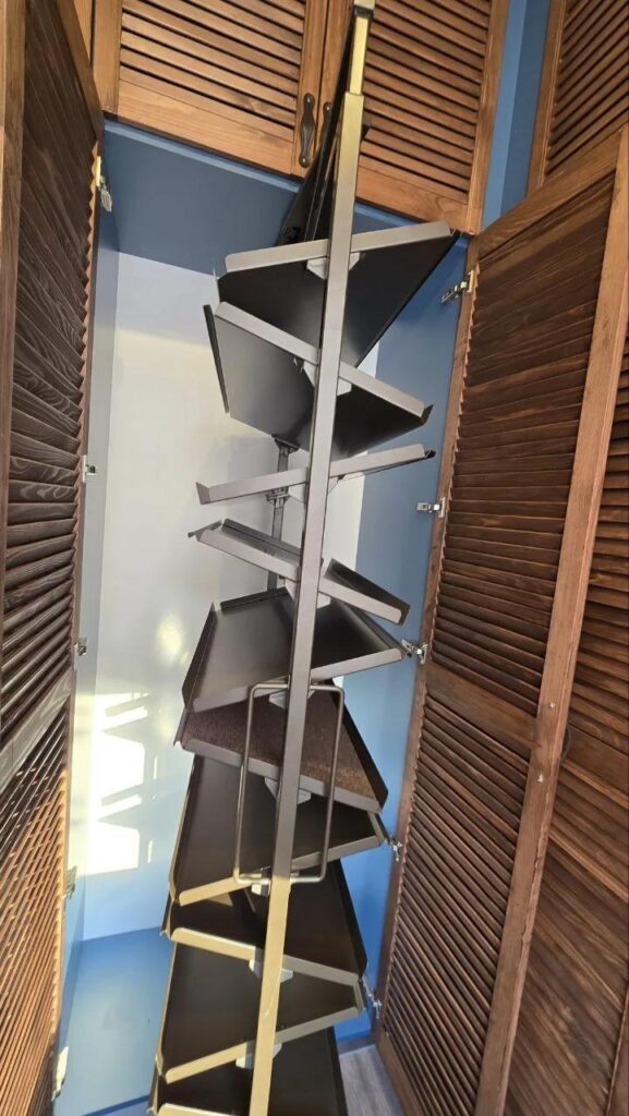 Поворотная обувница выдвинута из шкафа и развёрнута полками к человеку